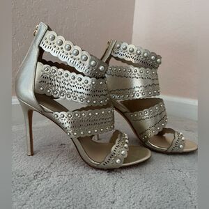 Pour la Victorie Ellura women gold heeled sandals with pearls sz9